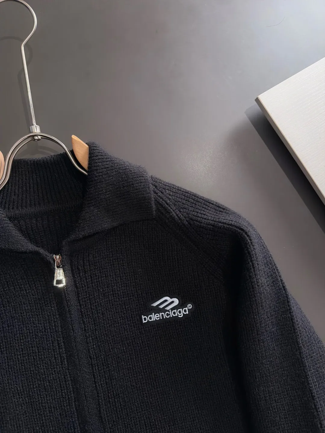 Next day shipment P225 Balenciaga 2026 Autumn and Winter latest sweater from official website, now on sale at counters simultaneously Hot Sale! Specially made of wool blended fabric. It feels comfortable and can be directly in contact with the skin. The logo badge is exquisitely embroidered, which is extremely eye-catching! The details highlight the fashionable charm of big brands. Exquisite workmanship. Three-dimensional cutting style. The wearing effect is invincible and handsome! All three standards are complete! Sizes:M-3XL